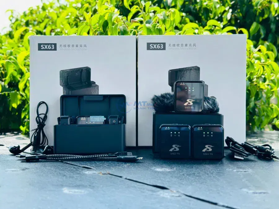 SX63 wireless microphone box with transmitters, receiver and cables